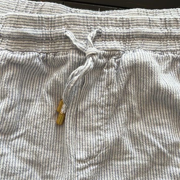Easy breezy blue and white pull on shorts by Ellen Tracy! - Picture 2 of 5